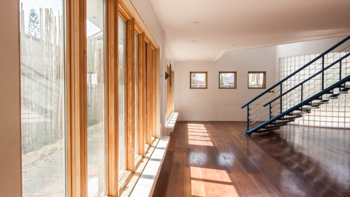 Side by side comparison of solid and engineered hardwood plank construction